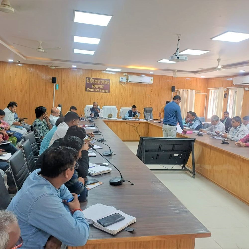 प्रतापगढ़ में लापरवाह कर्मचारियों पर CDO का एक्शन:गैरहाजिर कर्मचारियों का वेतन रोका, अधिकारियों पर विभागीय कार्रवाई