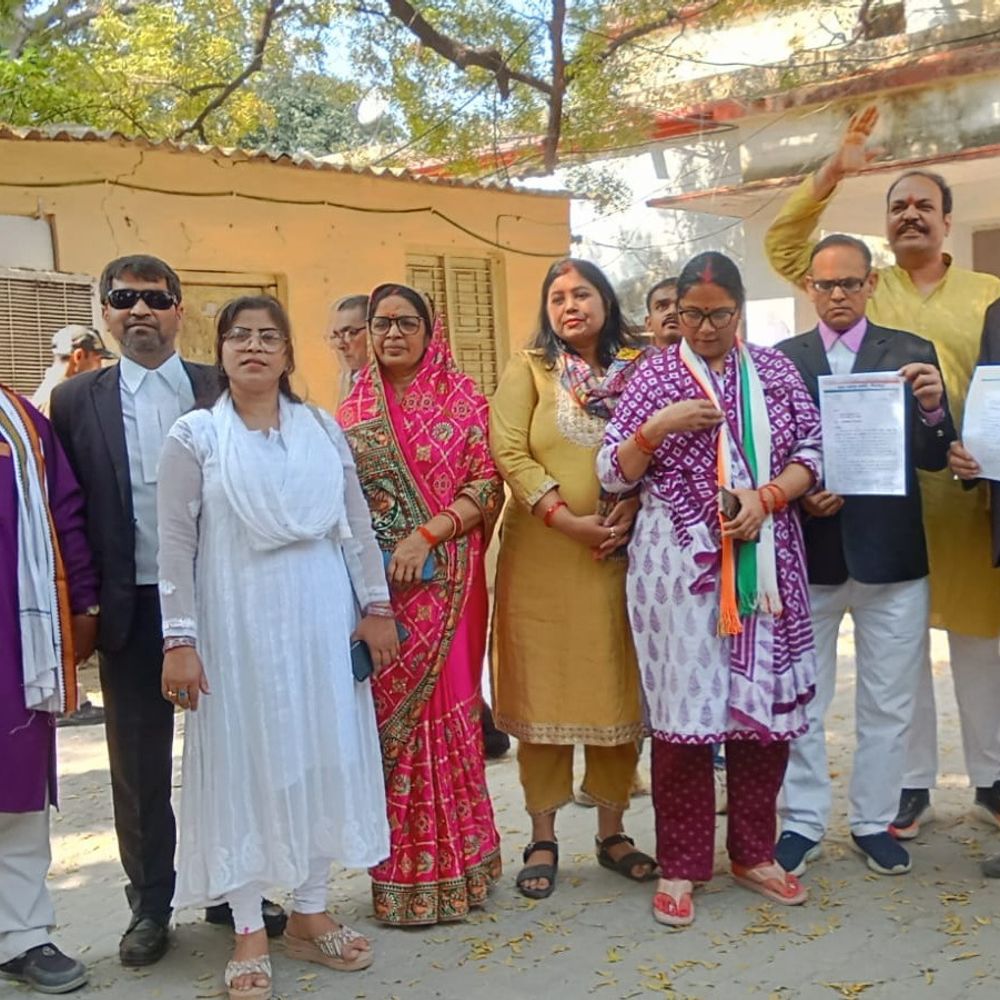 कांग्रेस ने अविमुक्तेश्वरानंद के समर्थन में प्रदर्शन किया:एफआईआर को सनातन धर्म का अपमान बताया, ज्ञापन सौंपा