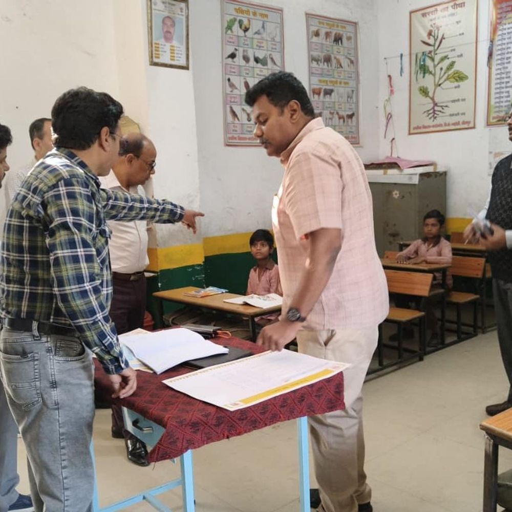 डीएम ने बच्चों का मिड-डे-मील खाकर गुणवत्ता जांची:अनुपस्थित एएनएम को नोटिस, आंगनबाड़ी कार्यकर्त्री से जवाब मांगा