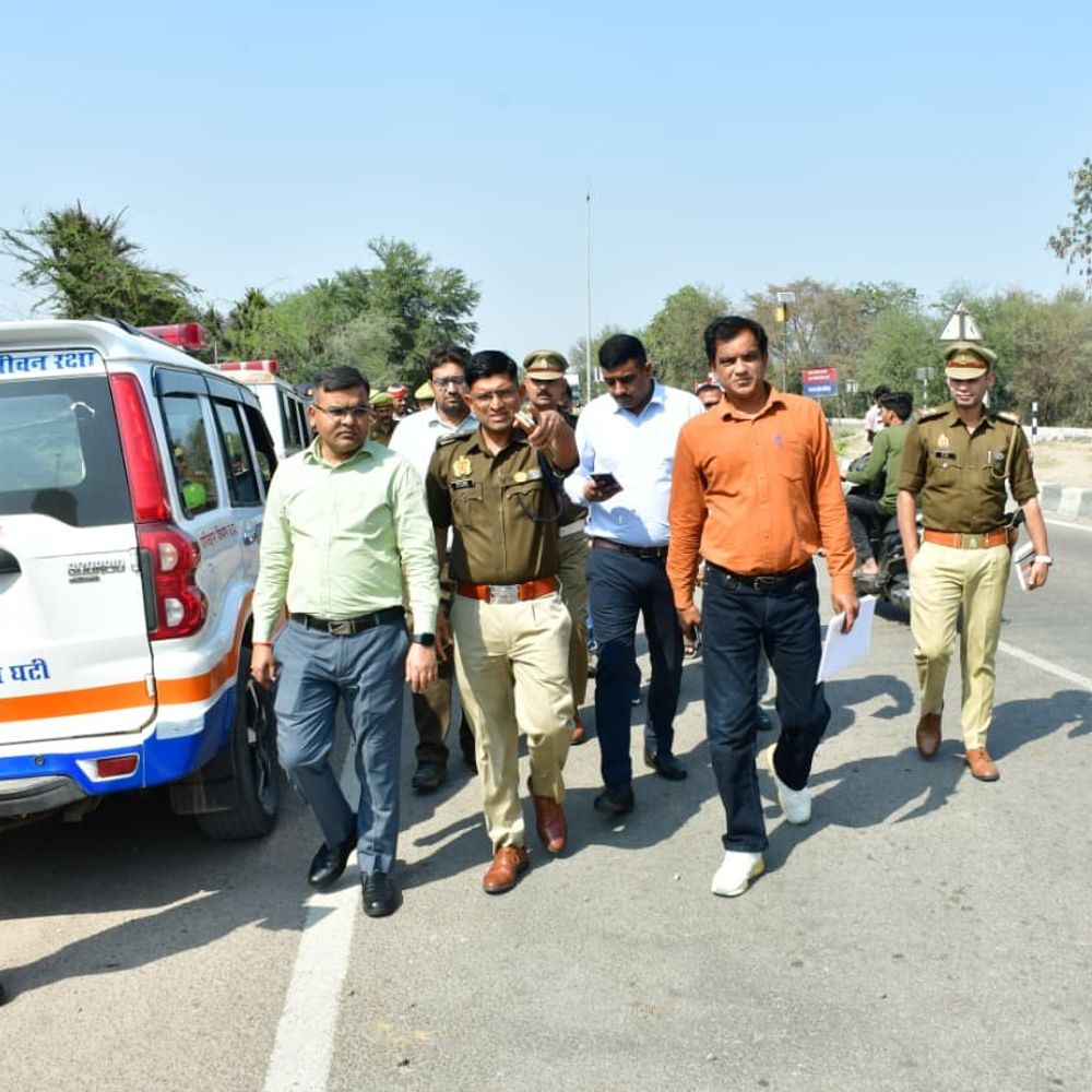 ललितपुर में एनएच 44 पर अवैध कट बंद होंगे:सड़क दुर्घटनाएं रोकने, डीएम ने सुरक्षा अभियान प्रभावी बनाने के निर्देश दिए