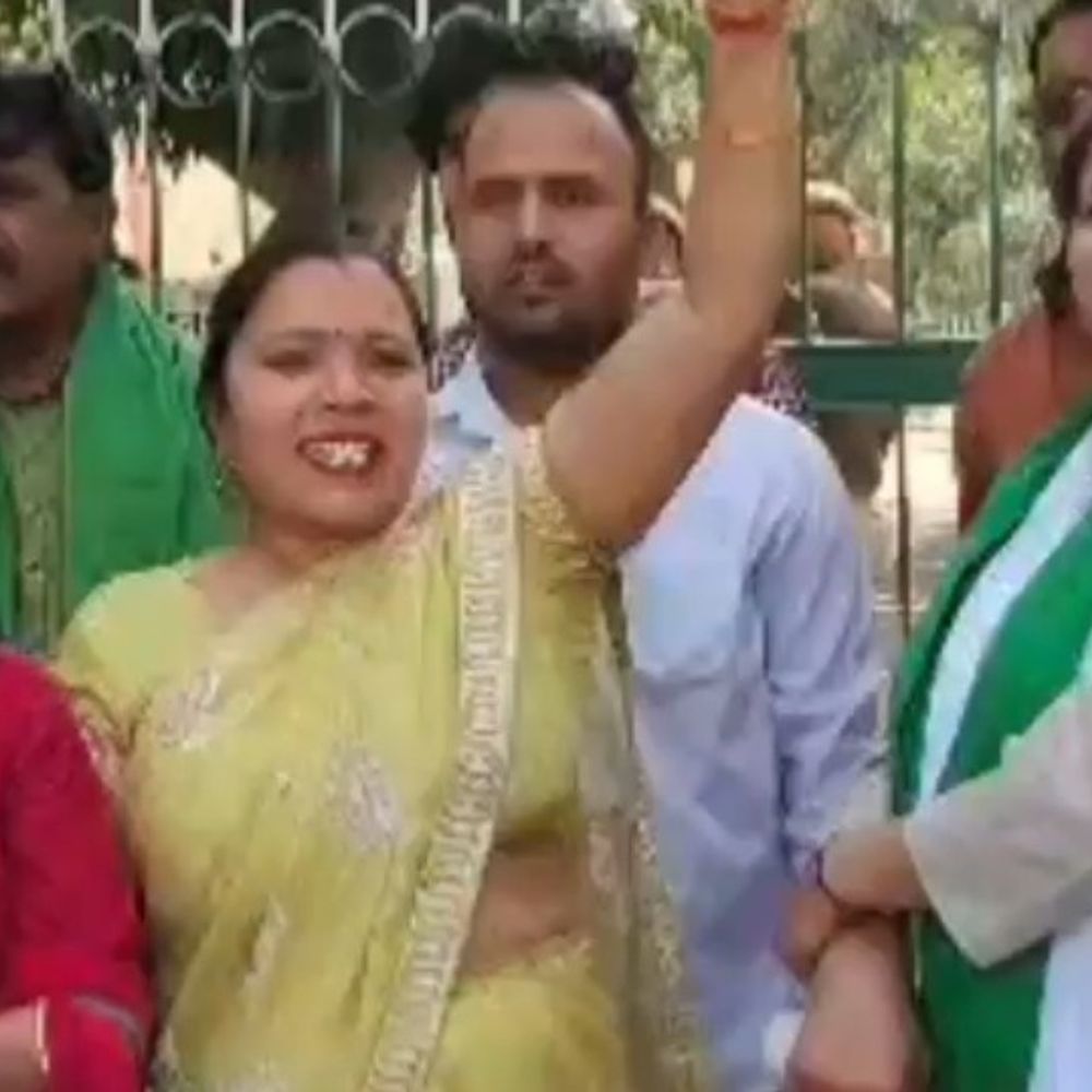 किसानों ने कलेक्ट्रेट गेट पर प्रदर्शन किया:भारतीय किसान जागरूक युवा संगठन ने राष्ट्रपति के नाम ज्ञापन सौंपा