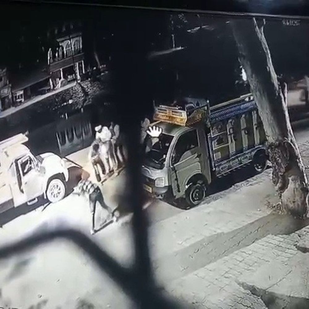 इटावा में दुग्ध केंद्र मैनेजर समेत तीन पर हमला, VIDEO:पिकअप चालक और साथियों पर मारपीट का आरोप, पुलिस कर रही तलाश