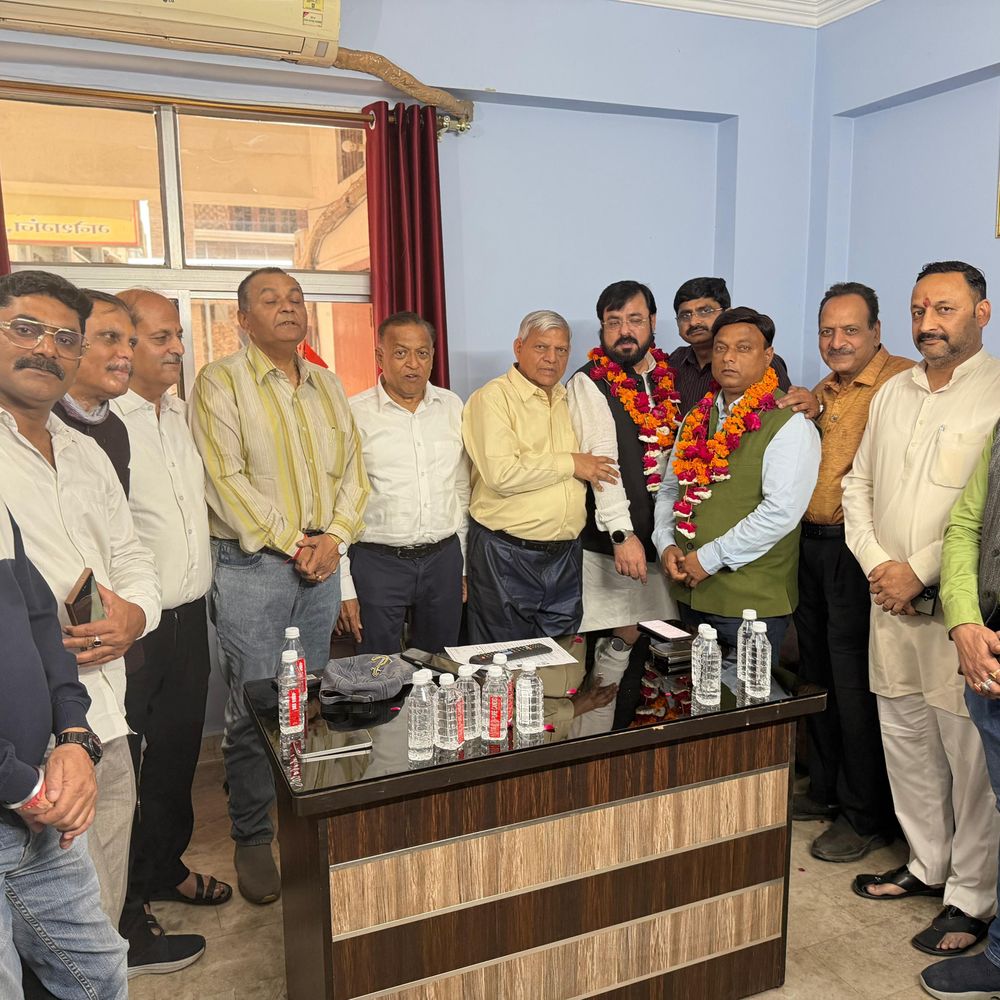 लखनऊ व्यापार मंडल की बैठक में एकजुटता का संदेश:दो वरिष्ठ व्यापारियों ने की संगठन में वापसी