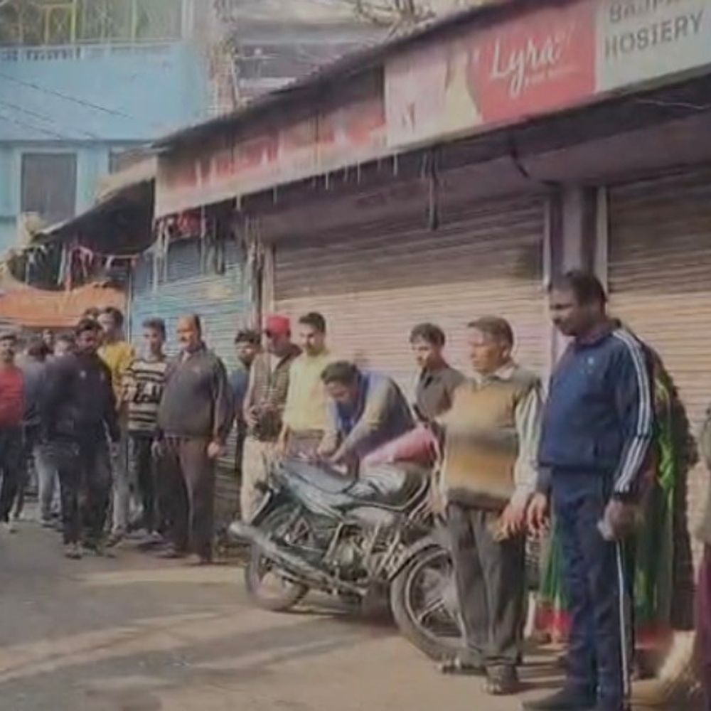 संकटादेवी मार्केट में अतिक्रमण हटाओ अभियान चला:लखीमपुर-खीरी में नगर पालिका ने सड़क और गलियां कब्जामुक्त कराईं
