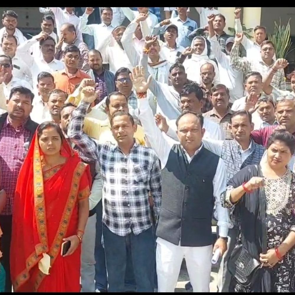 मनरेगा कर्मियों का कलेक्ट्रेट पर प्रदर्शन:सोनभद्र में 8 माह से बकाया मानदेय भुगतान की मांग