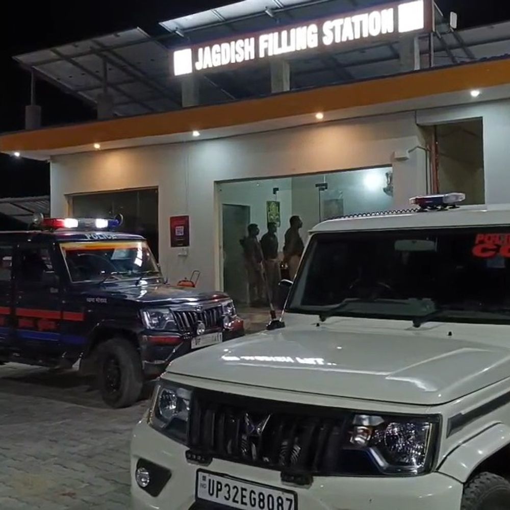 उन्नाव में बाइक सवार दंपती से लूट:हाथ से जेवर से भरा बैग छीनकर बदमाश फरार, शादी में जाते समय वारदात