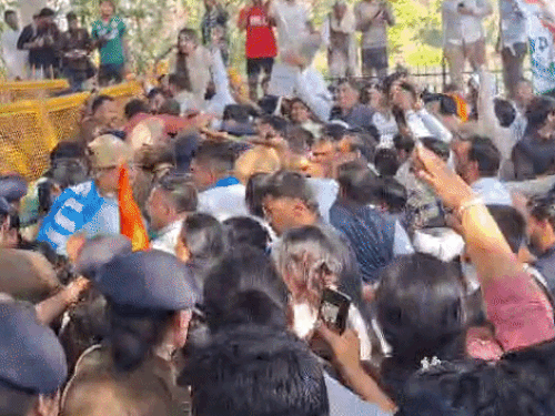 हरियाणा कांग्रेस नेताओं की पुलिस से झड़प:  चंडीगढ़ में विधानसभा का घेराव करने जा रहे थे; मनरेगा योजना में बदलाव को लेकर प्रदर्शन – Hisar News