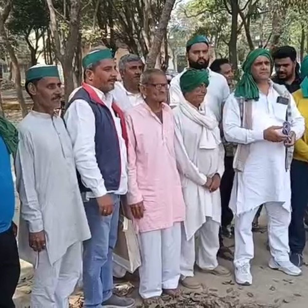 लोहारी गांव में जलभराव से किसान परेशान:डीएम कार्यालय में सौंपा ज्ञापन, रास्ते और फसलें प्रभावित