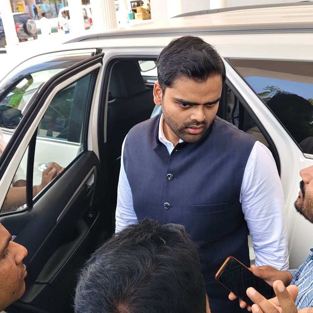 कौशांबी में दिशा बैठक स्थगित,सांसद ने अधिकारियों पर लगाए आरोप:कहा- बैठक को लेकर अधिकारी गंभीर नहीं, पिछली कार्यवाही की नहीं मिली जानकारी