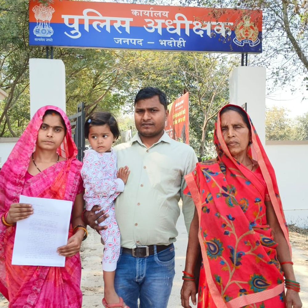 पत्नी ने एसपी से फर्जी मुकदमे की जांच मांगी:भदोही में पति पर लगे आरोप को बताया छवि खराब करने की साजिश