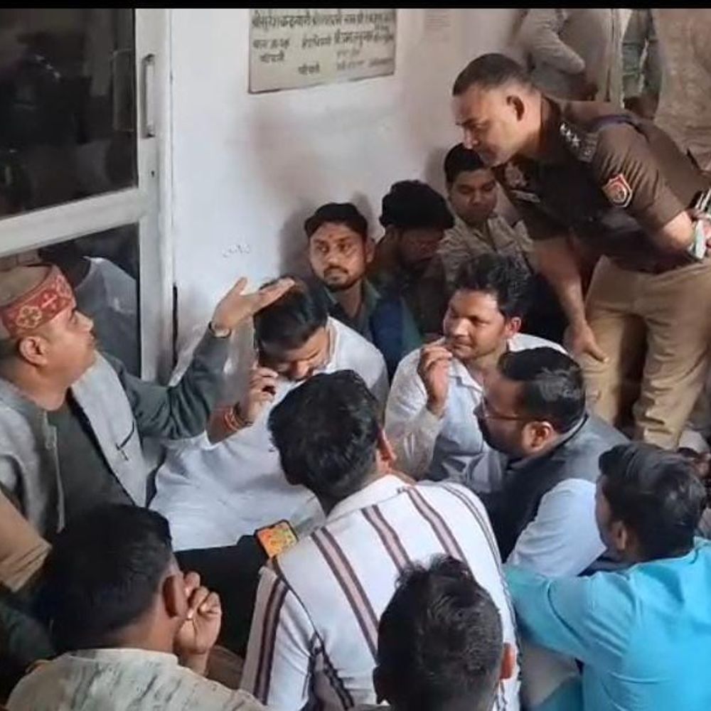 पटियाली थाने में भाजपा जिलाध्यक्ष, विधायक धरने पर बैठे:इंस्पेक्टर लोकेश भाटी पर अभद्रता और गाली-गलौज का आरोप, कार्रवाई की मांग