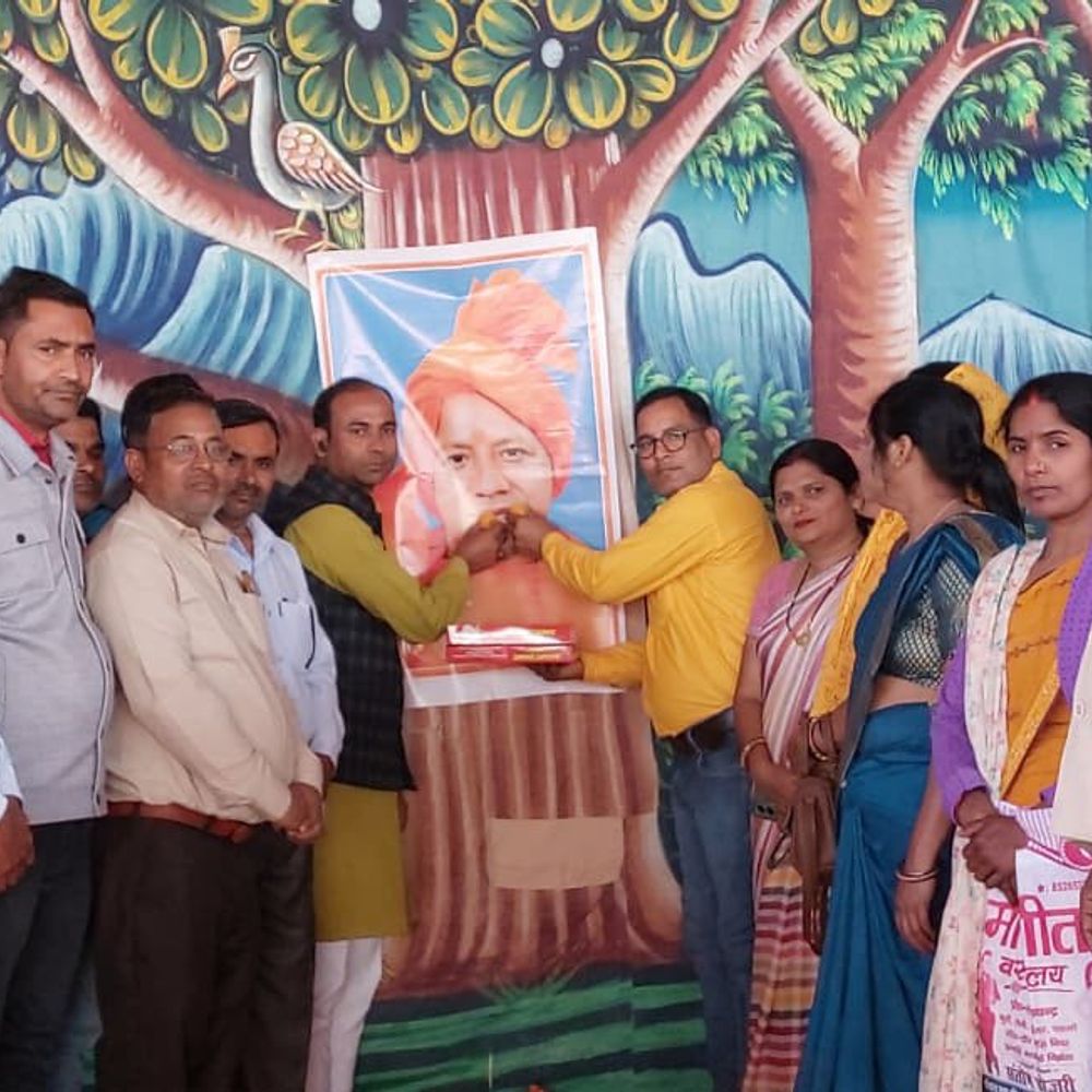 शिक्षामित्रों का मानदेय बढ़ने पर खुशी की लहर:सोनभद्र में CM योगी आदित्यनाथ के प्रतीकात्मक चित्र पर मिठाई खिलाकर जताई खुशी