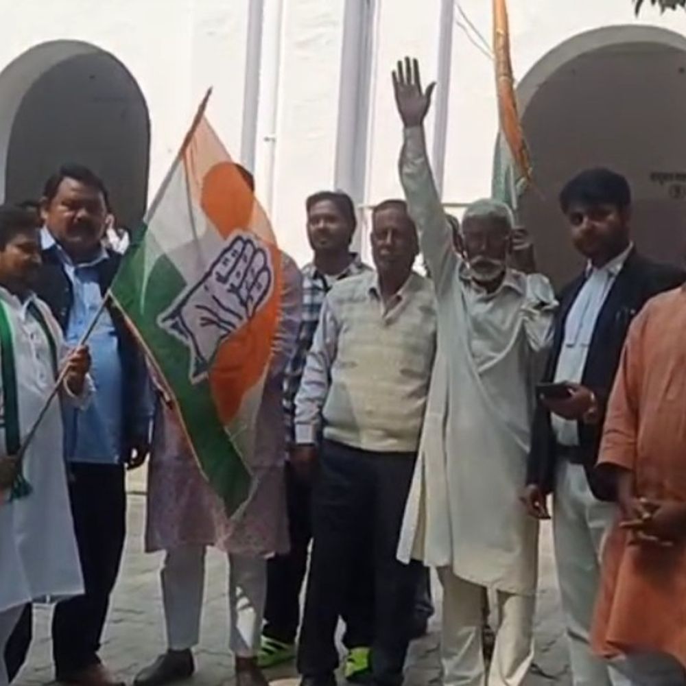 शंकराचार्य अविमुक्तेश्वरानंद पर मुकदमे के विरोध में कांग्रेस का प्रदर्शन:सरकार पर संतों के अपमान का आरोप, जिलाधिकारी को सौंपा ज्ञापन