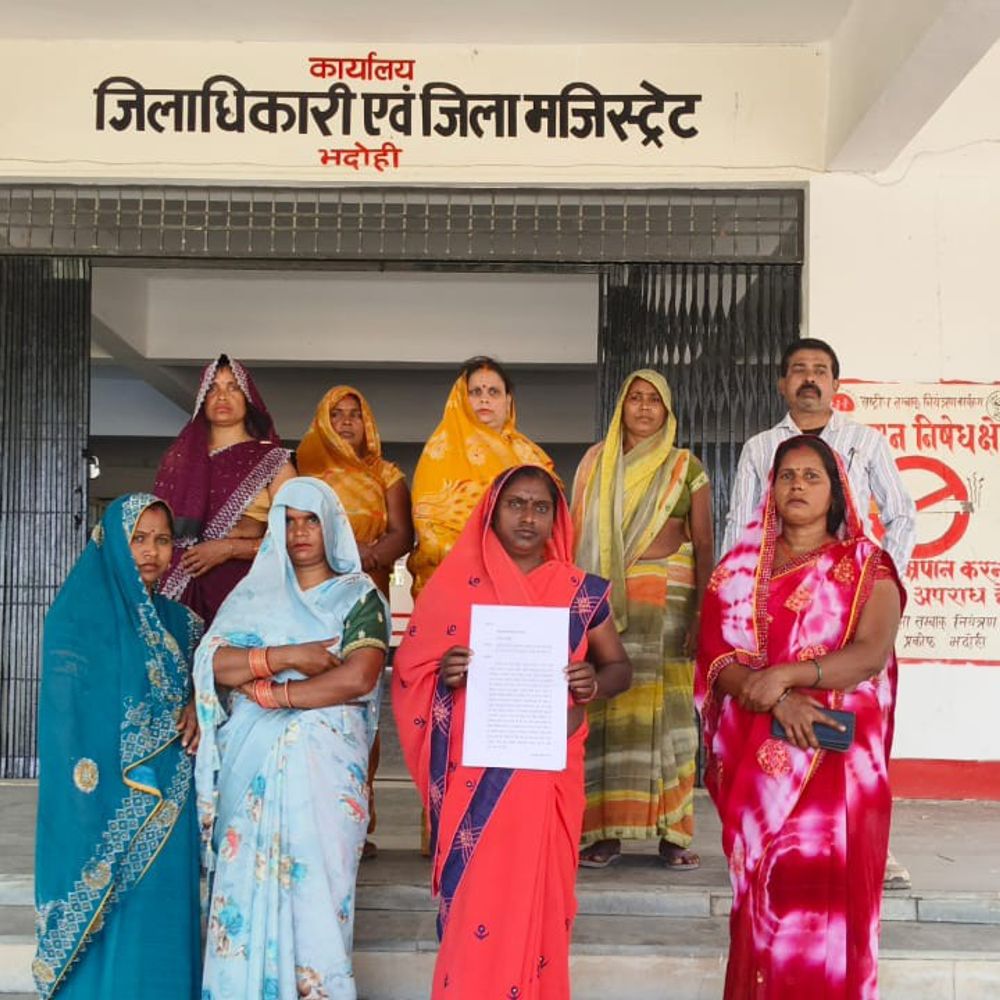 भदोही में लेखपाल-कानूनगो पर जमीन जबरन नापने का आरोप:एसडीएम ने आरोपों को खारिज किया, बोले- यह ग्राम सभा की जमीन