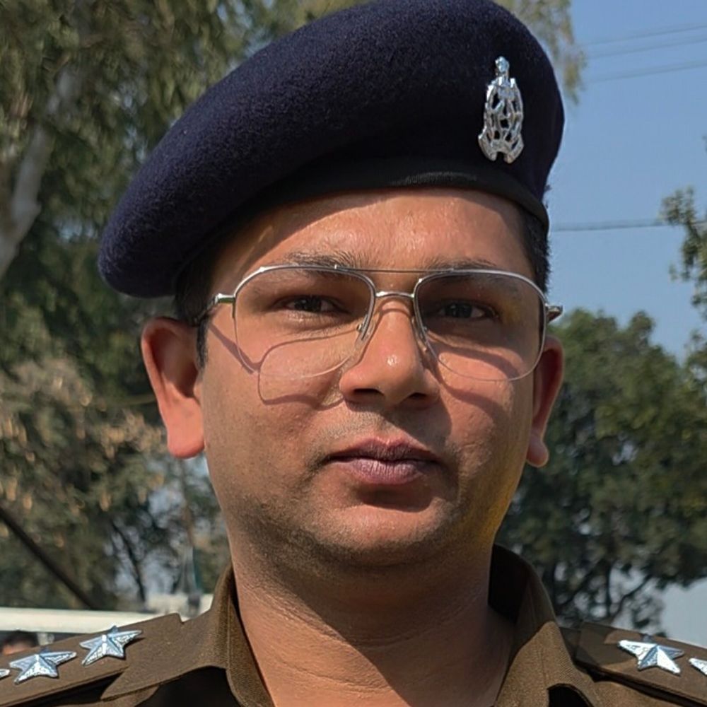 संभल एसपी ने बदले दो सीओ के सर्किल:दीपक तिवारी चंदौसी के नए सीओ, मनोज कुमार सिंह यातायात सीओ बने