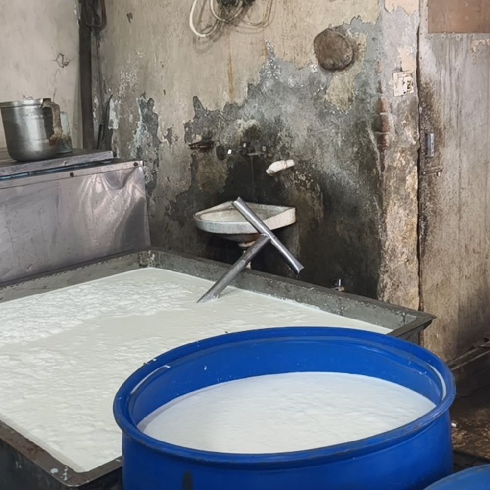 सहारनपुर में दूध डेयरी पर खाद्य सुरक्षा विभाग की छापेमारी:शौचालय के पास रखा मिला दूध, जांच के लिए नमूने भेजे