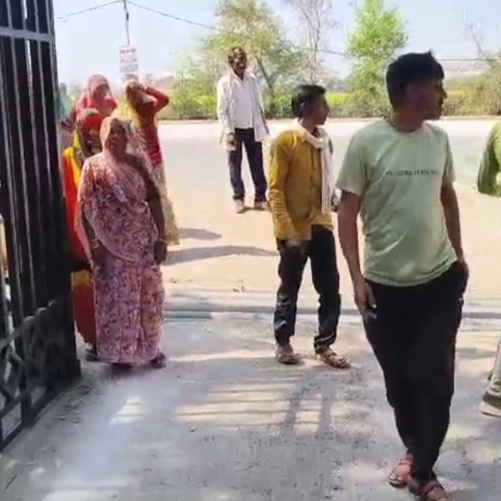 चित्रकूट में ग्रामीणों ने महंत पर लगाया दबंगई का आरोप:DM से की कार्रवाई की मांग, बुलडोजर चलाने का दावा