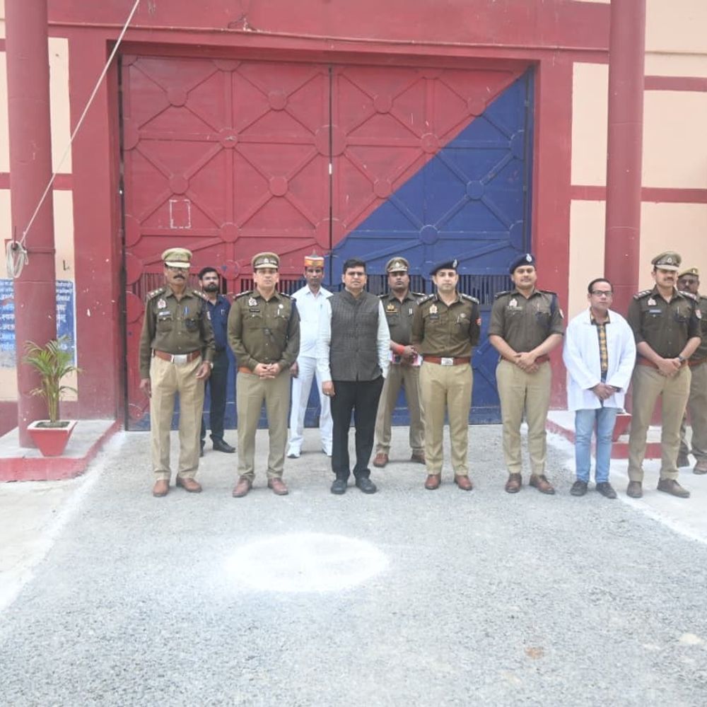 जिला कारागार में डीएम-एसपी का औचक निरीक्षण:जेल अधीक्षक सचिन वर्मा को सुरक्षा और निगरानी मजबूत करने के निर्देश