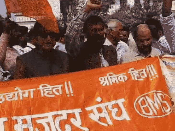 गोरखपुर में सड़कों पर उतरे मजदूर संघ के लोग:बोले- मांग पूरी नहीं हुई तो करेंगे इससे बाद आंदोलन, डीएम को सौंपा ज्ञापन