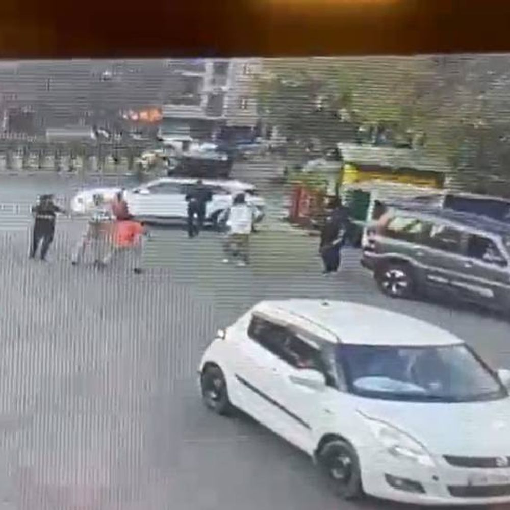 नोएडा में पेट्रोल पंप पर मारपीट VIDEO:हवा डालने को लेकर हुआ था विवाद, शिकायत पर पुलिस कर रही जांच