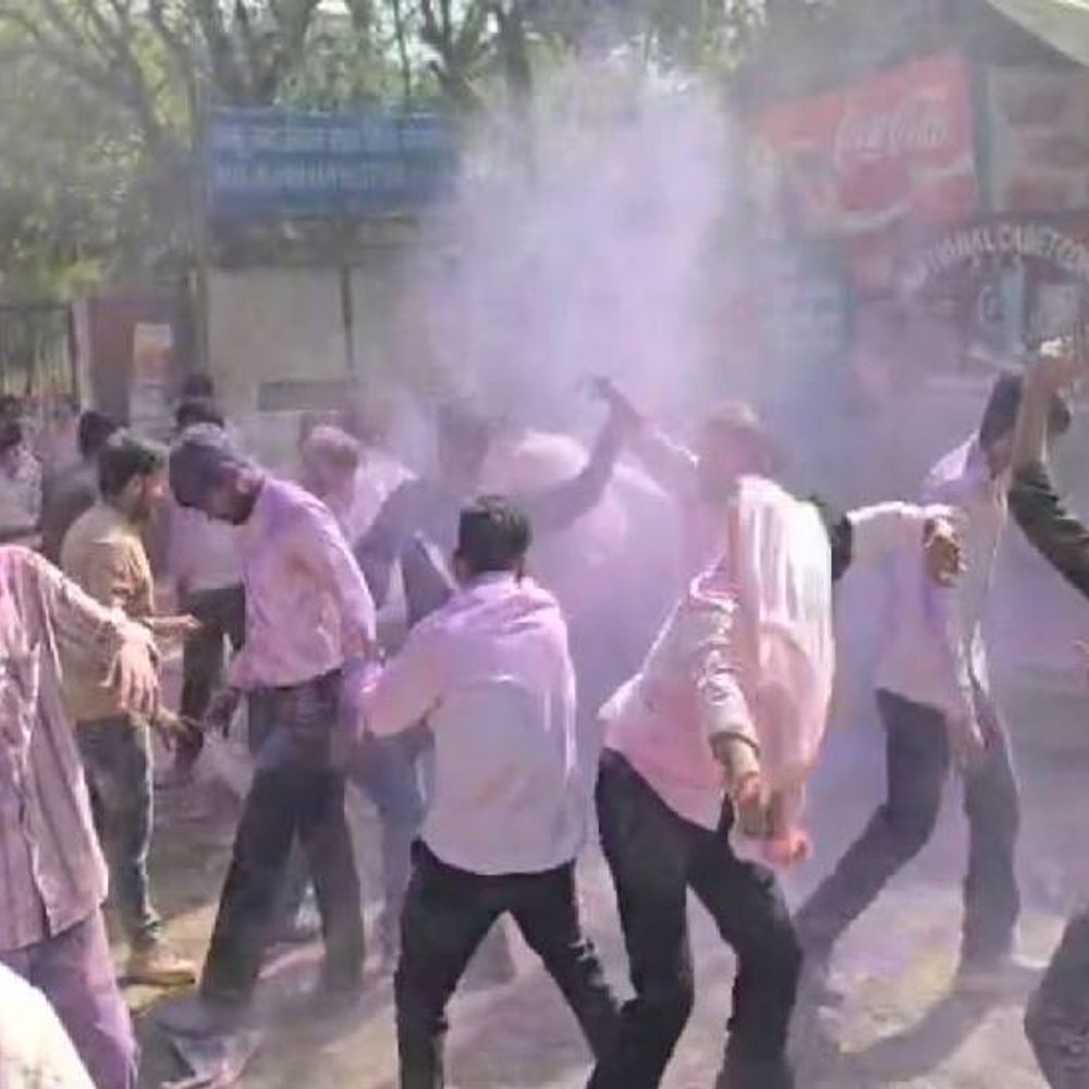 झांसी की बुंदेलखंड यूनिवर्सिटी के स्टूडेंट्स ने खेली होली, VIDEO:एक-दूसरे को गुलाल लगाया, बोले- अब छुटि्टयों के बाद पढ़ने आएंगे