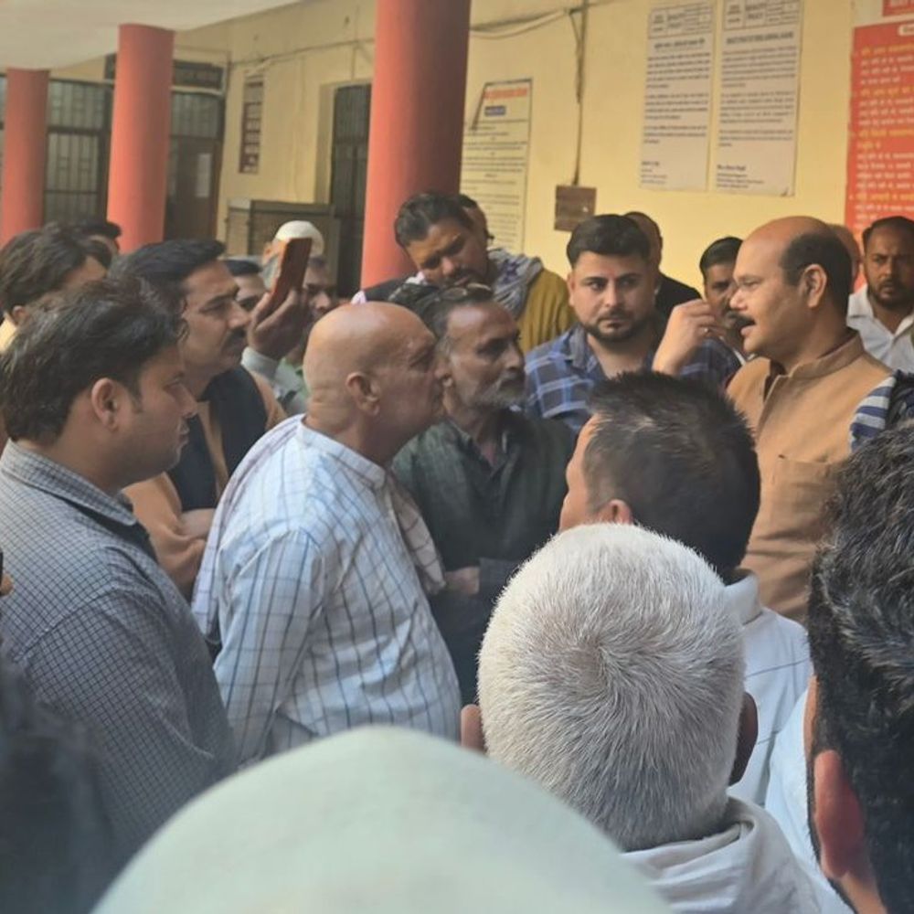 अलीगढ़ में सैकड़ों परिवारों के आशियाने पर संकट:गभाना तहसील में बिना जांच सीलिंग में दर्ज की 60 साल से बनी आबादी, लेखपाल सस्पेंड