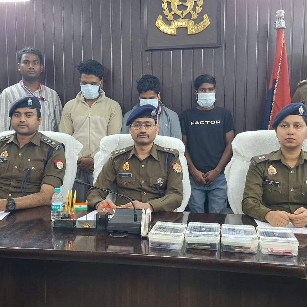 वाराणसी में 50 लाख की ठगी में साइबर अपराधी गिरफ्तार:लाखों का लालच देकर चुराते थे पासवर्ड, गिरोह के 3 गुर्गों को पुलिस ने दबोचा