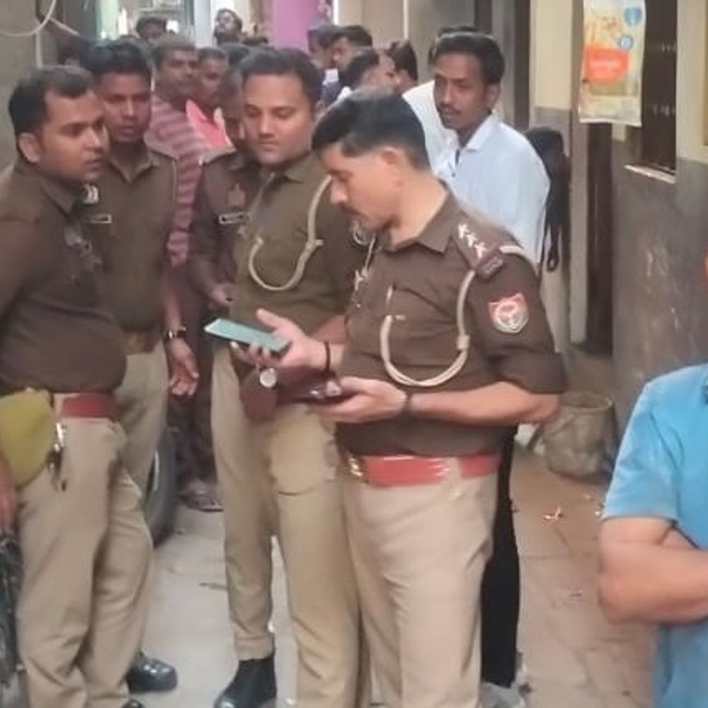 वाराणसी में पति की फांसी लगाकर मौत...पत्नी ने खाया जहर:घरेलू कलह में मारपीट फिर जान देने की जिद, जिंदगी से जंग लड़ रही महिला