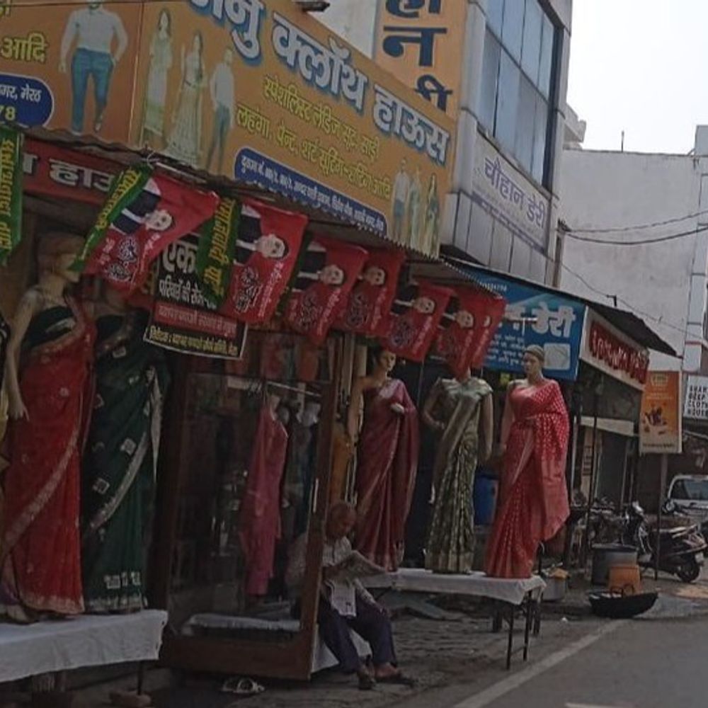 मेरठ सेंट्रल मार्केट से उतरवाए सपा के झंडे:बाजार पर लटकी है ध्वस्तीकरण की तलवार