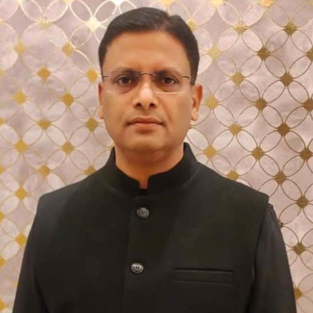 मुरादाबाद में फर्जी आख्या देने में फंसे लेखपाल:DM ने मूल वेतन पर रिवर्ट किया, लैंड की NOC मामले में भी चल रही जांच