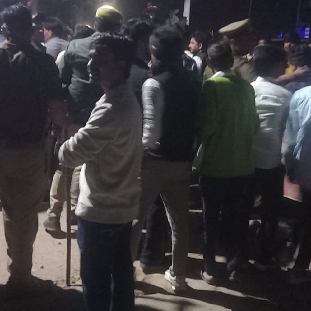 बरात में चले आपत्तिजनक गाने पर पथराव:अलीगढ़ के सुनाना गांव में बरात चढ़त के दौरान विवाद, पुलिस तैनात