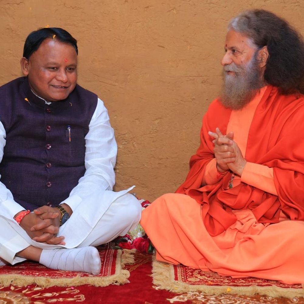 ओडिशा के सीएम पहुंचे प्रयागराज:नैनी परमार्थ में जगन्नाथ जी की प्राण प्रतिष्ठा महोत्सव में हुए शामिल