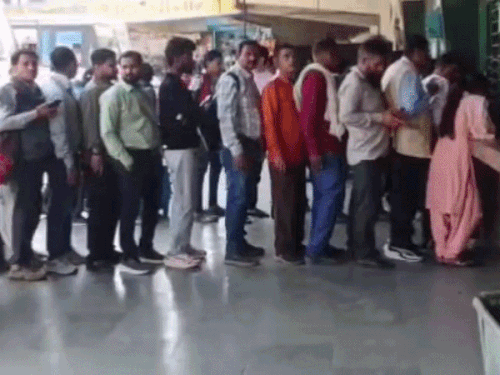 कोटा में बसों की हड़ताल का नहीं दिख रहा असर:  लोकल रूट पर दौड़ रही गाड़ियां, रोडवेज़ बस स्टैंड टिकट विंडो पर कतार – Kota News