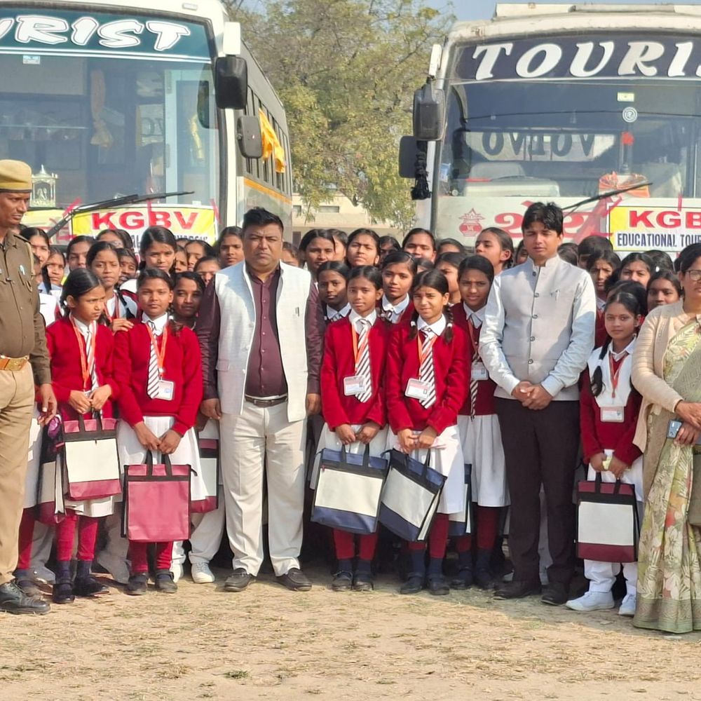 कस्तूरबा गांधी की छात्राएं प्रयागराज रवाना:बीएसए ने एजुकेशन टूर बस को हरी झंडी दिखाई