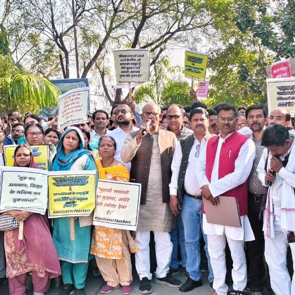 TET अनिवार्यता को लेकर शिक्षकों ने किया प्रदर्शन:औरैया में सुप्रीम कोर्ट के फैसले से नाखुश; प्रधानमंत्री को संबोधित लिखा मांगपत्र