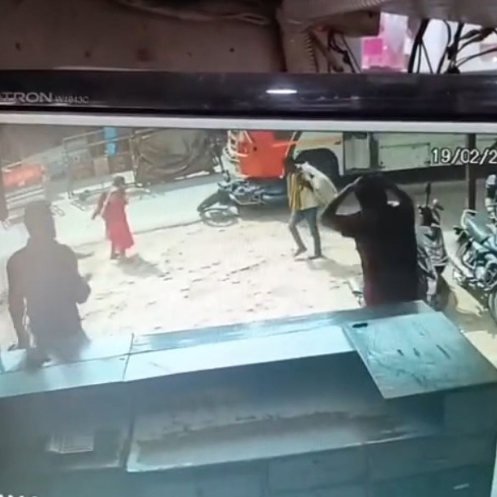 बस्ती में बाइक सवार बस के नीचे आया, VIDEO:हॉस्पिटल चौराहे पर हादसा, राहगीरों ने बचाई जान, घटना CCTV में कैद