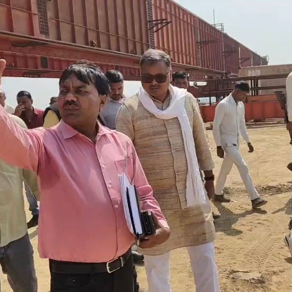 यमुना-बेतवा पुल का 3 साल में 25% काम पूरा:विधायक ने निरीक्षण कर अधिकारियों से मांगी रिपोर्ट, फटकार लगाई