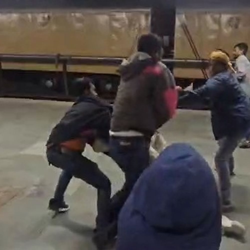 गोंडा रेलवे स्टेशन पर यात्रियों में जमकर मारपीट, VIDEO:प्लेटफार्म नंबर एक पर हुआ बवाल; जीआरपी ने 4 आरोपियों पर की कार्रवाई