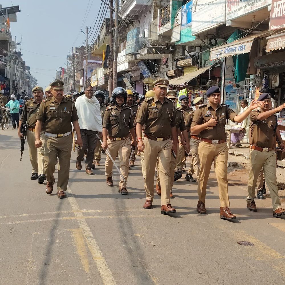 श्रावस्ती में सीमा से शहर तक सख्त पहरा:इंडो-नेपाल बॉर्डर पर पुलिस-SSB की संयुक्त पेट्रोलिंग जारी, बाजारों में फ्लैग मार्च