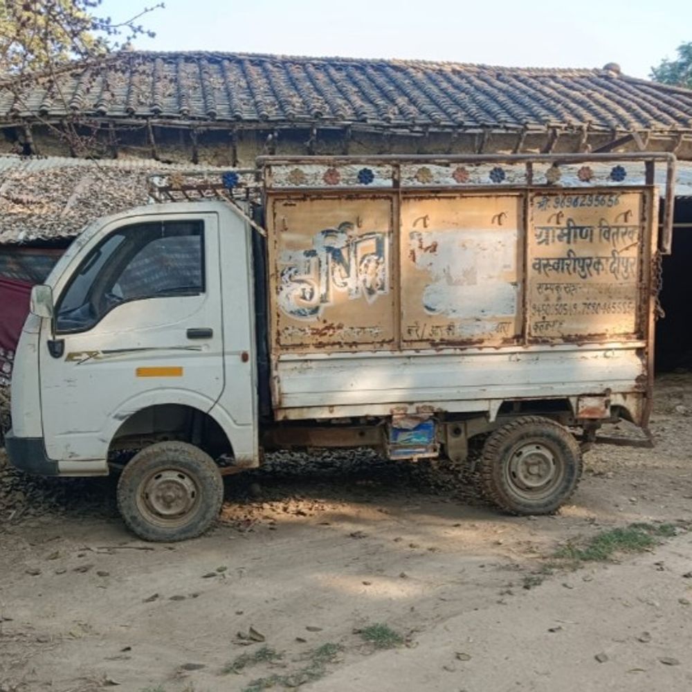 दो महीने से घर के बाहर खड़ी पिकअप का ई-चालान:पुलिस ने पिकअप के स्थान पर अपलोड कर दी ट्रक की फोटो, पीड़ित ने निरस्त करने की मांग की