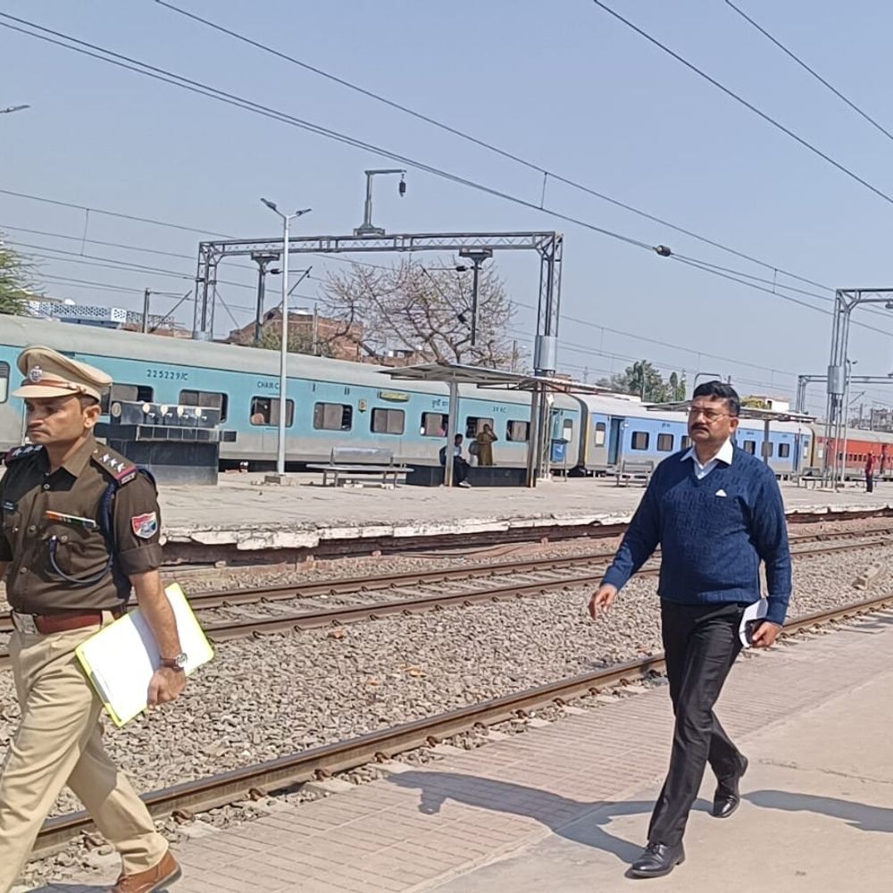 उन्नाव रेलवे स्टेशन पर नॉर्दर्न रेलवे IG का निरीक्षण:होली पर्व के मद्देनजर सुरक्षा व्यवस्था का लिया जायजा, अधिकारियों को दिए निर्देश