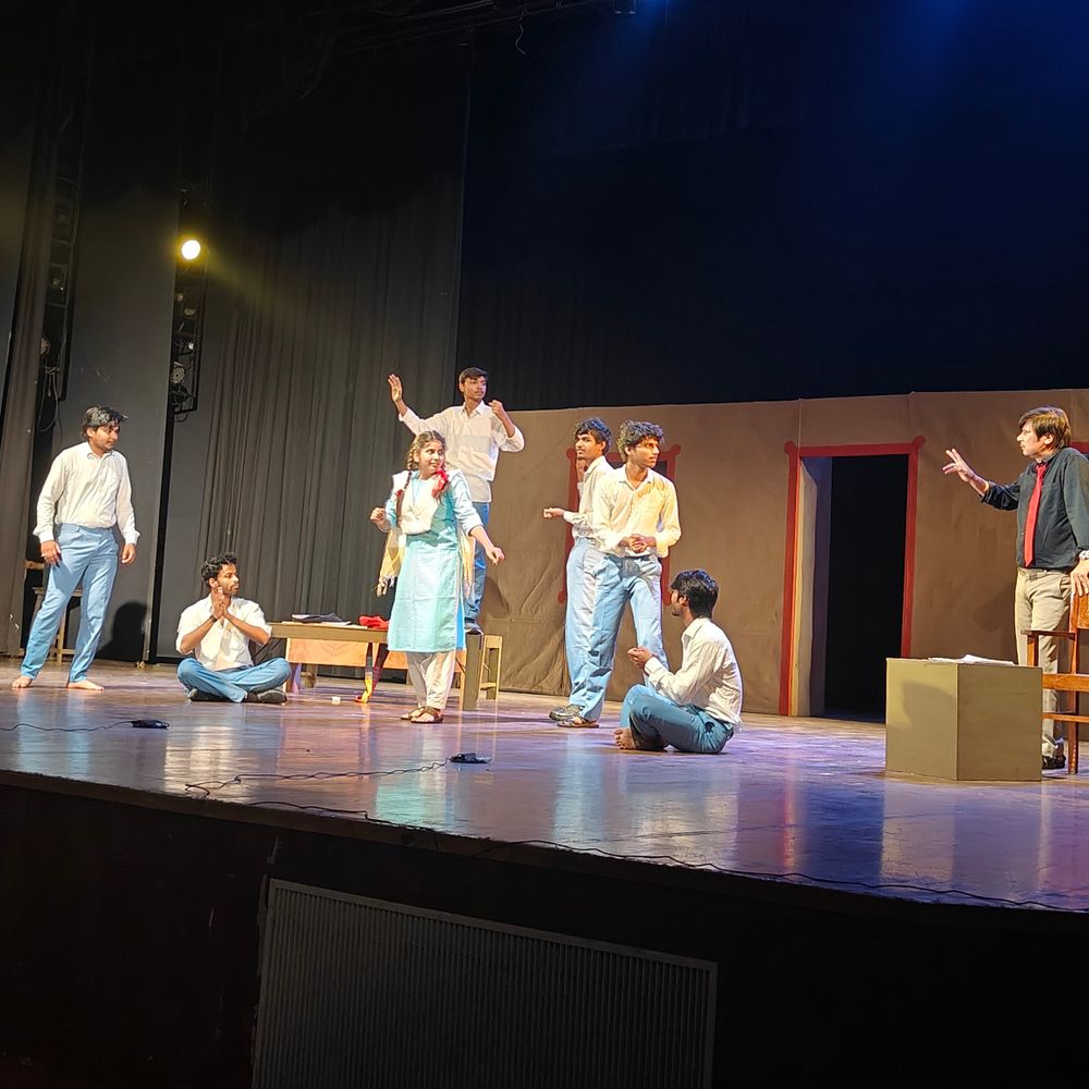 विजय तेंडुलकर का नाटक 'जाति ही पूछो साधु की' प्रस्तुति:भारतीय समाज में व्याप्त जातिगत विसंगतियों को दिखाया