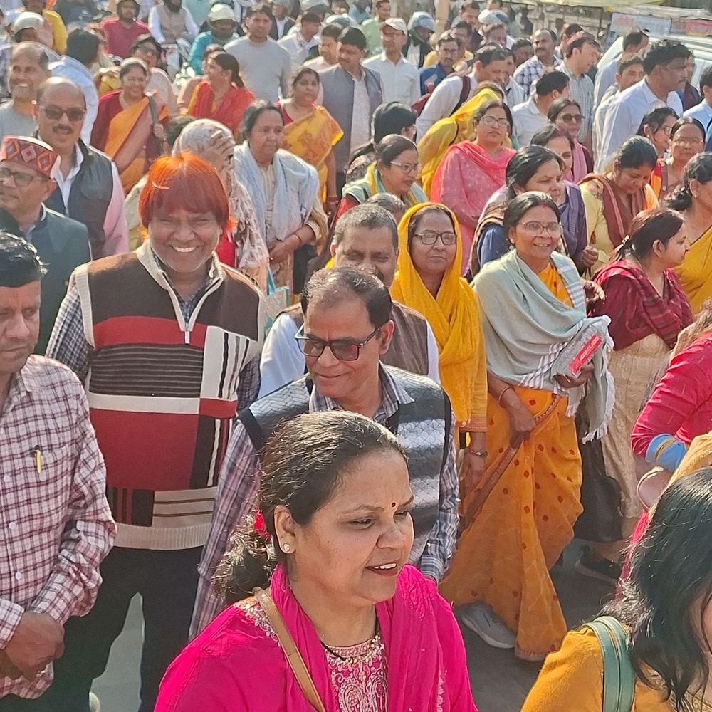 TET की अनिवार्यता के विरोध में सड़क पर उतरे शिक्षक:वाराणसी में काला कानून वापस लो जैसे नारे लगाए, BSA ऑफिस से कलेक्ट्रेट तक गए