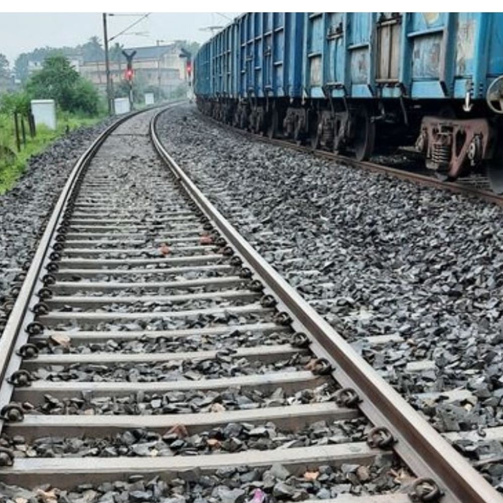 गोसाईंगंज में रेलवे ट्रैक पर सरिया रखी,10 मिनट रुकी मालगाड़ी:चालक की सतर्कता से टला बड़ा हादसा, अज्ञात पर मुकदमा दर्ज