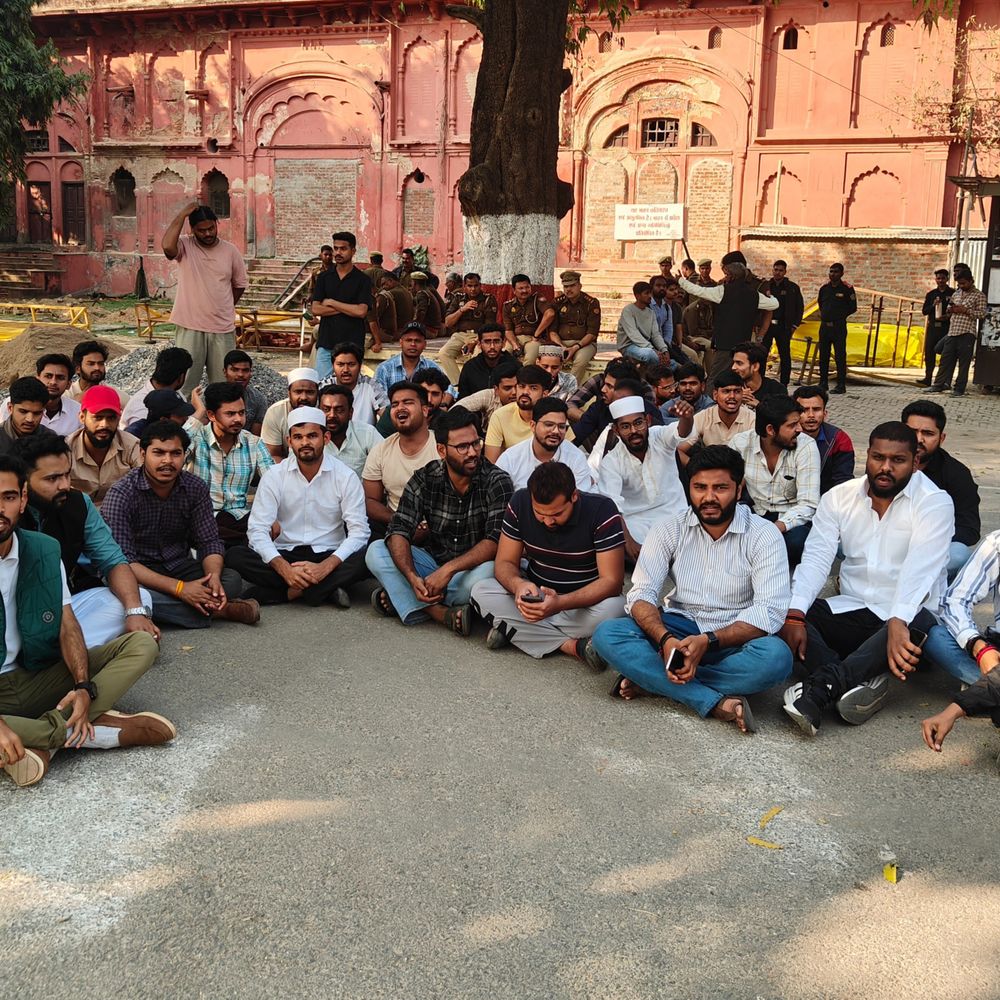 लखनऊ विश्वविद्यालय में बारादरी मस्जिद पर ताला को लेकर प्रदर्शन:परिसर में धरना पर रोक के बाद , छात्रों ने परिवर्तन चौक से डीएम कार्यालय तक मार्च का ऐलान
