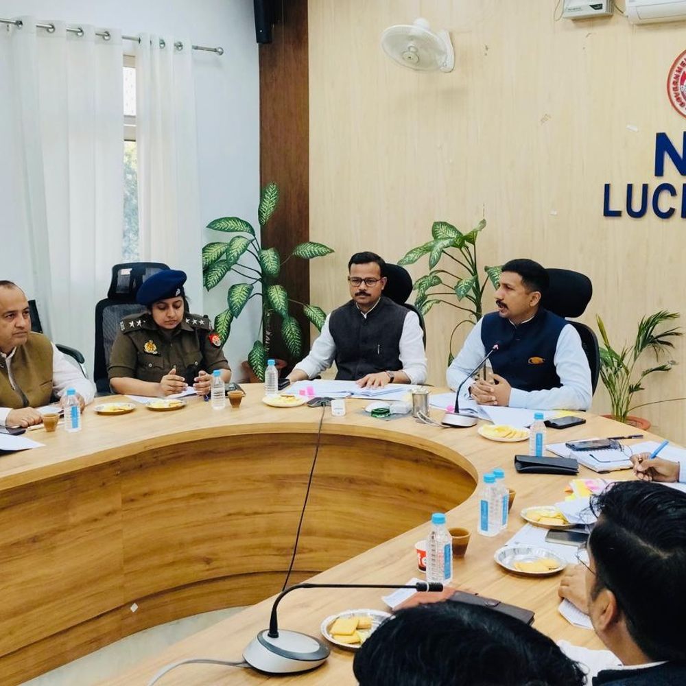 लखनऊ में उद्योग बंधु बैठक का आयोजन:डीएम बोले- 31 मार्च तक अमौसी के काम पूरे करें, लापरवाही पर चार्जशीट मिलेगी