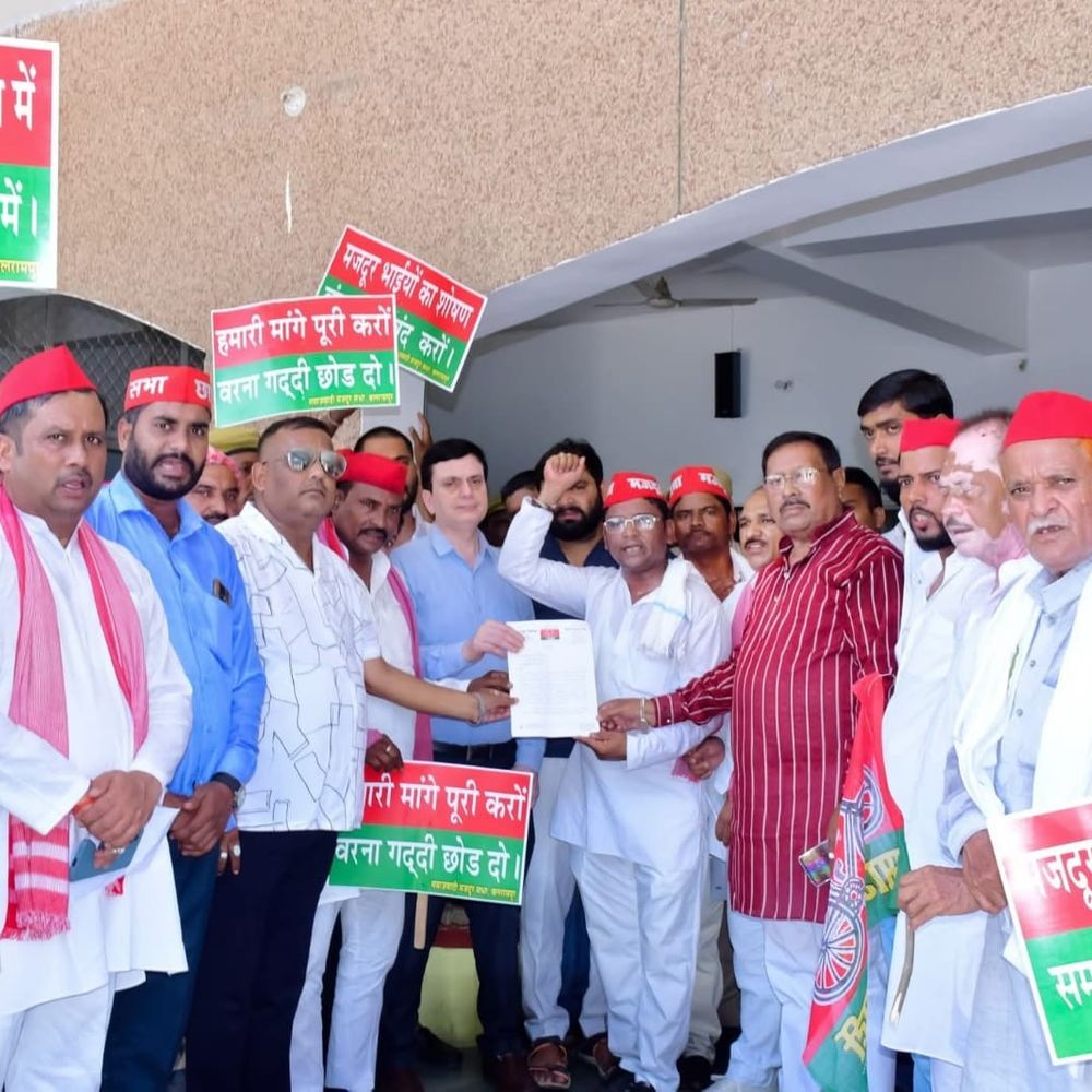 बलरामपुर में कमजोर दुकानदारों के पुनर्वास की मांग:सपा मजदूर सभा के कार्यकर्ताओं ने डीएम को सौंपा ज्ञापन