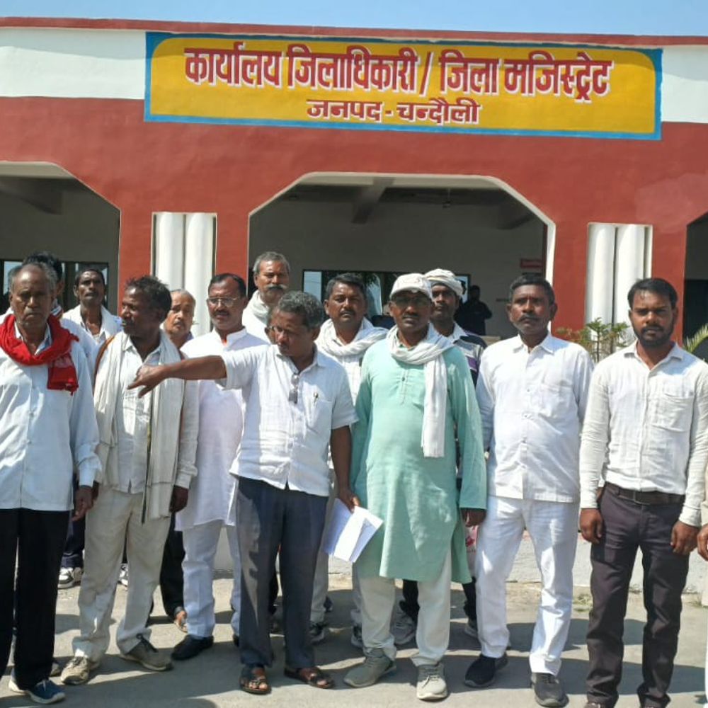 बबुरी में सड़क चौड़ीकरण का विरोध:किसानों ने गड़ई नदी पाटने पर जताई आपत्ति, बोले- बाढ़ का खतरा बढ़ जाएगा