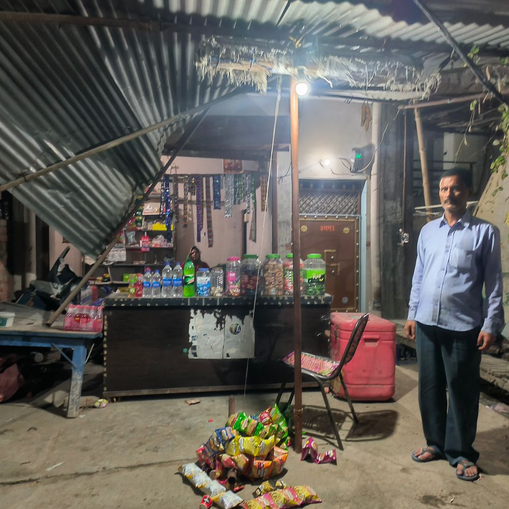 घाटमपुर में चलते ट्रक का टायर खुलकर दुकान में घुसा:इलाज के दौरान महिला की हैलट में मौत हुई, तीन लोग मामूली चोटहिल