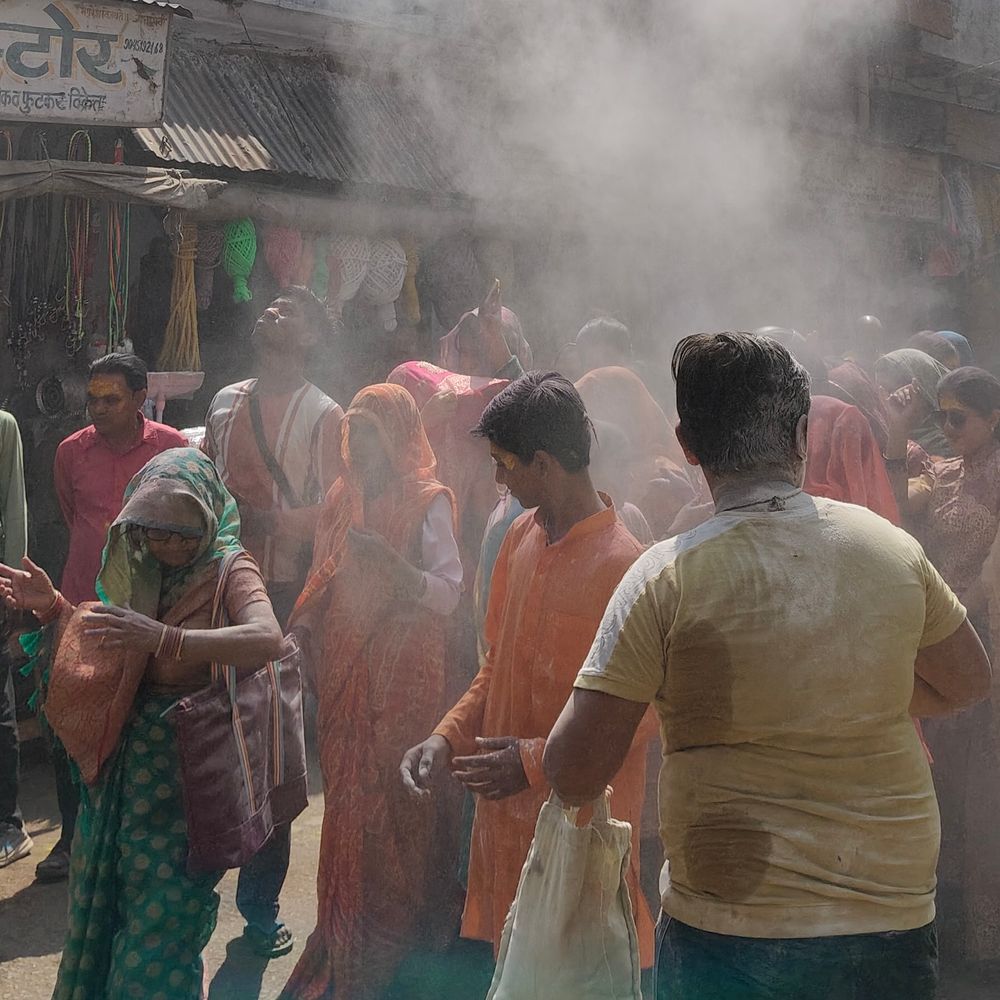 हाथरस में फाग महोत्सव का आयोजन:शोभायात्रा निकाली गई, लड्‌डू-मेवा और फूल की होली का मंचन हुआ